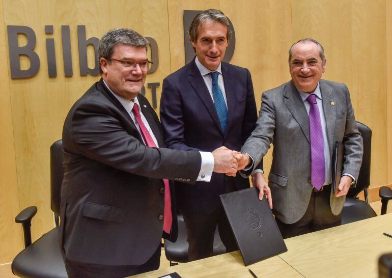 El ministro de Fomento, Iñigo de la Serna, el alcalde de Bilbao, Juan Mari Aburto, y el Consejero de Medio Ambiente y Planificación Territorial del Gobierno Vasco , tras la firma del convenio 