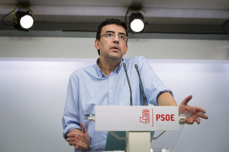  El portavoz de la Gestora del PSOE, Mario Jiménez, durante una rueda de prensa (archivo).