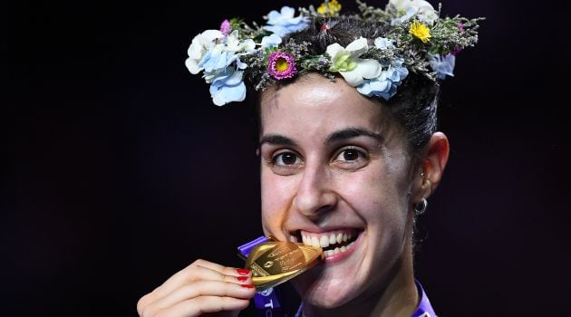 Carolina Marín muerde su medalla de campeona del mundo