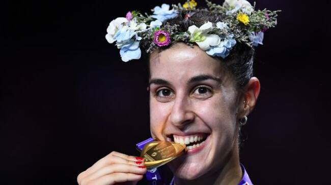 Carolina Marín muerde su medalla de campeona del mundo