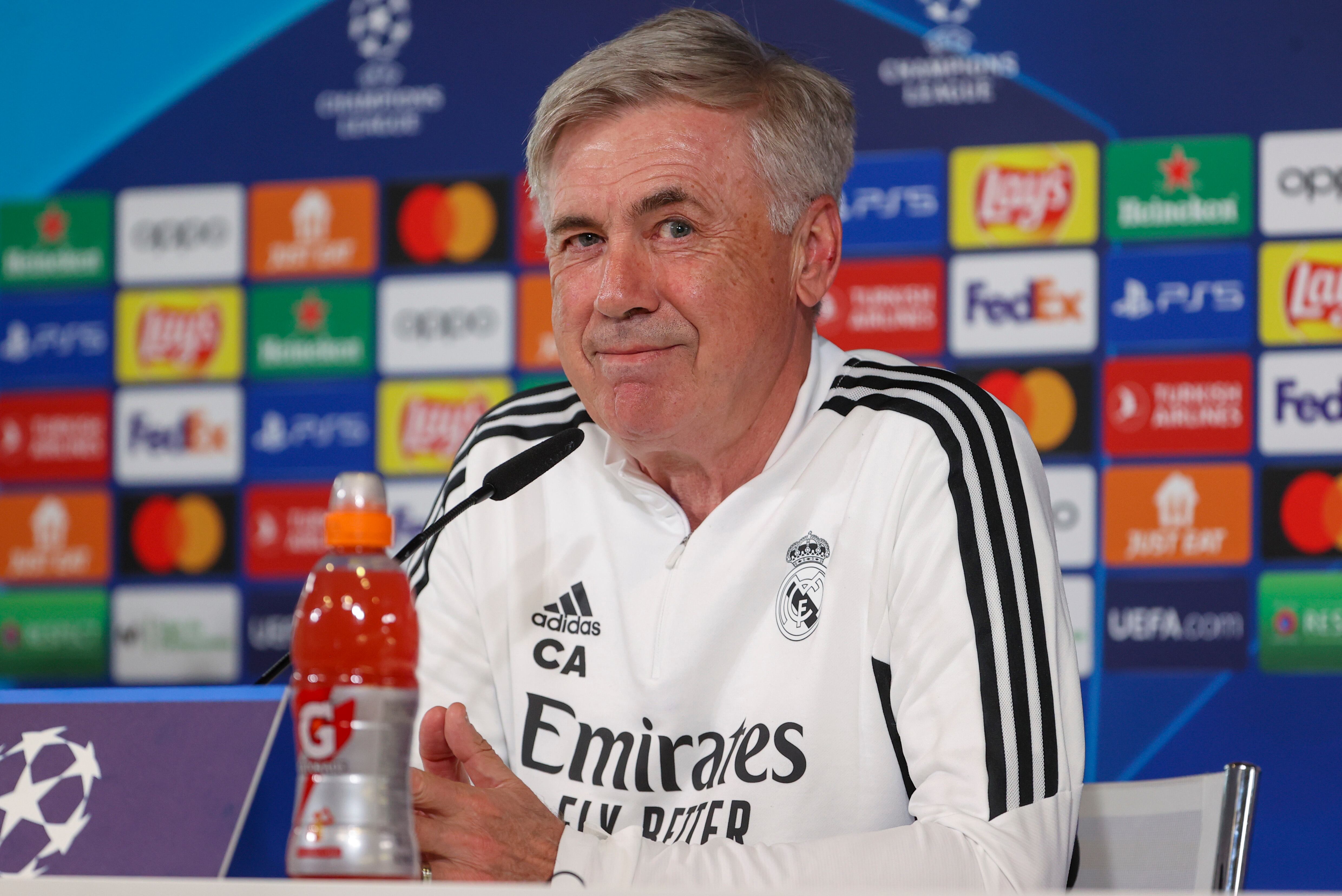 El técnico italiano del Real Madrid, Carlo Ancelotti, durante la rueda de prensa ofrecida este lunes en la Ciudad Deportiva de Valdebebas. (EFE/ Kiko Huesca)