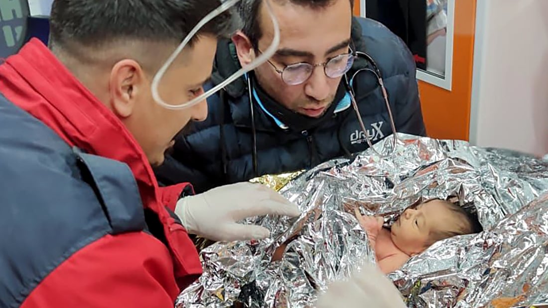 Este bebé de solo diez días de vida ha sido rescatado entre escombros 90 horas después del terremoto en Hatay, Turquía.