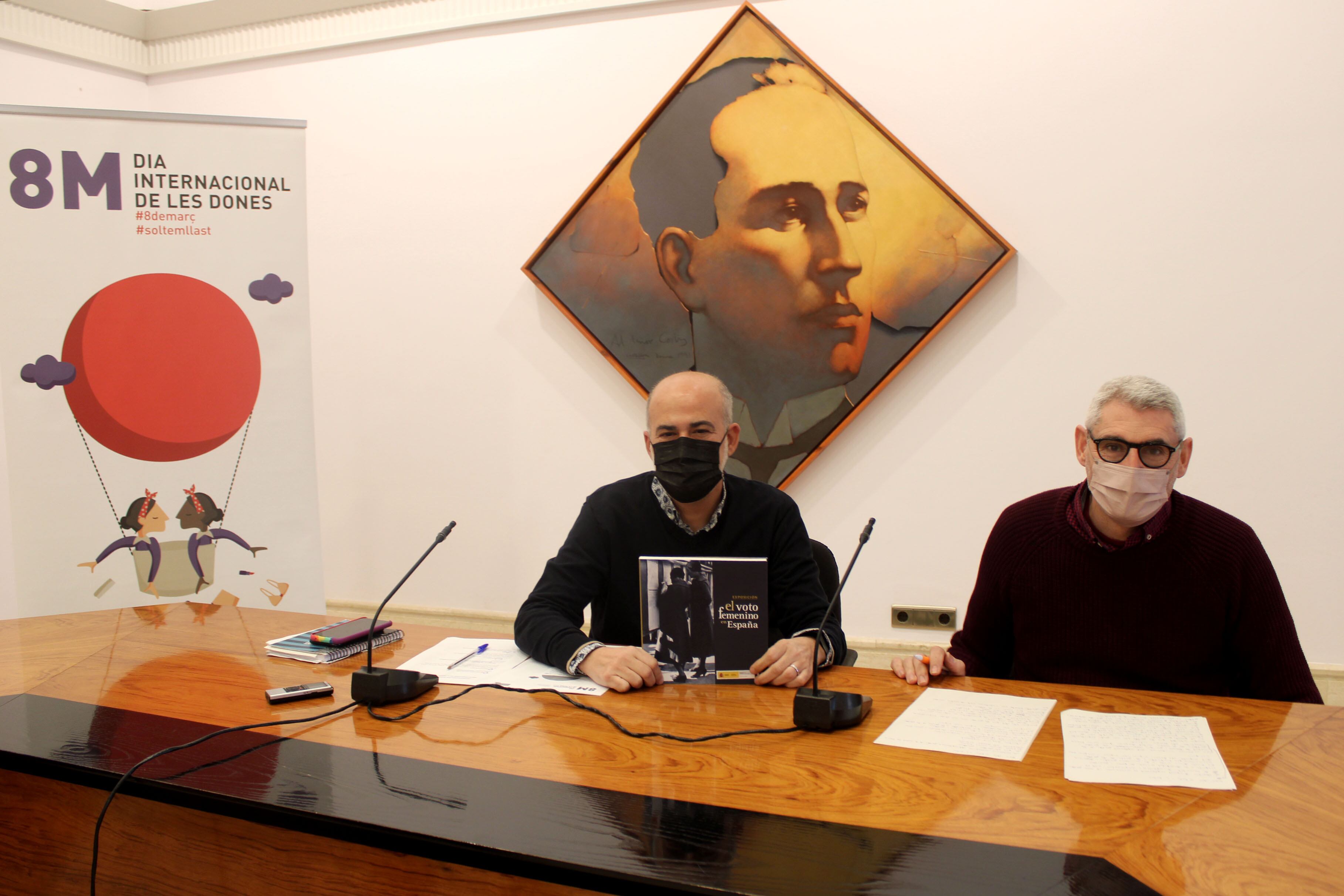 El concejal de Igualdad, Javier Scotto (i) y el presidente de la JLF, Jaume Bertomeu en la presentación de los actos por el Día Internacional de la Mujer 2022.