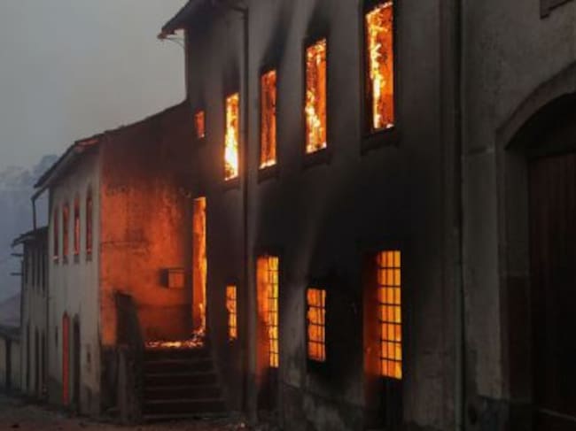 FOTOGALERÍA | En la foto, una casa ardiendo en Moinhos