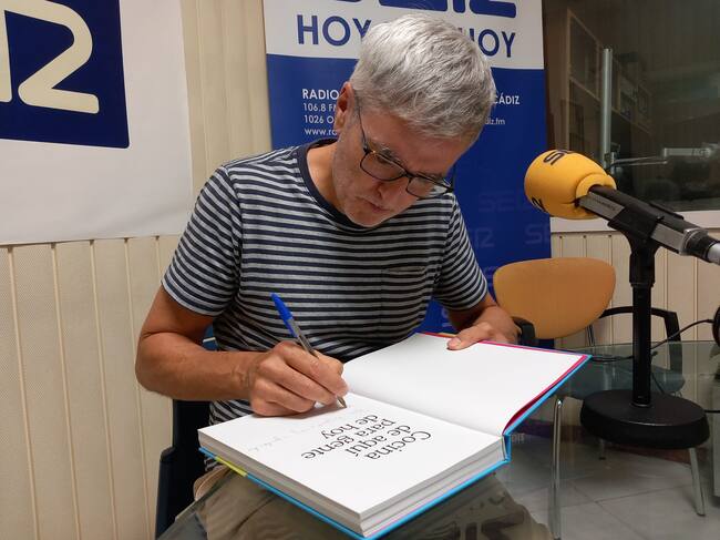 Mikel López Iturriaga, firmando un ejemplar de su libro "Cocina de aquí para gente de hoy"