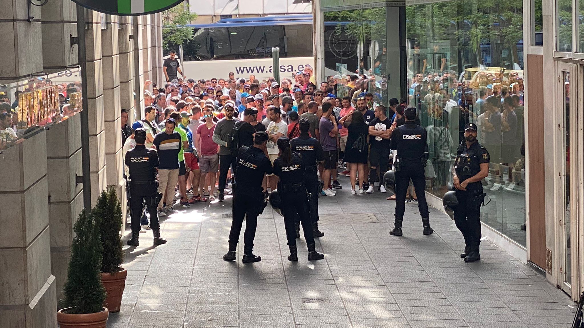 Trabajadores del metal a las puertas del Orecla.