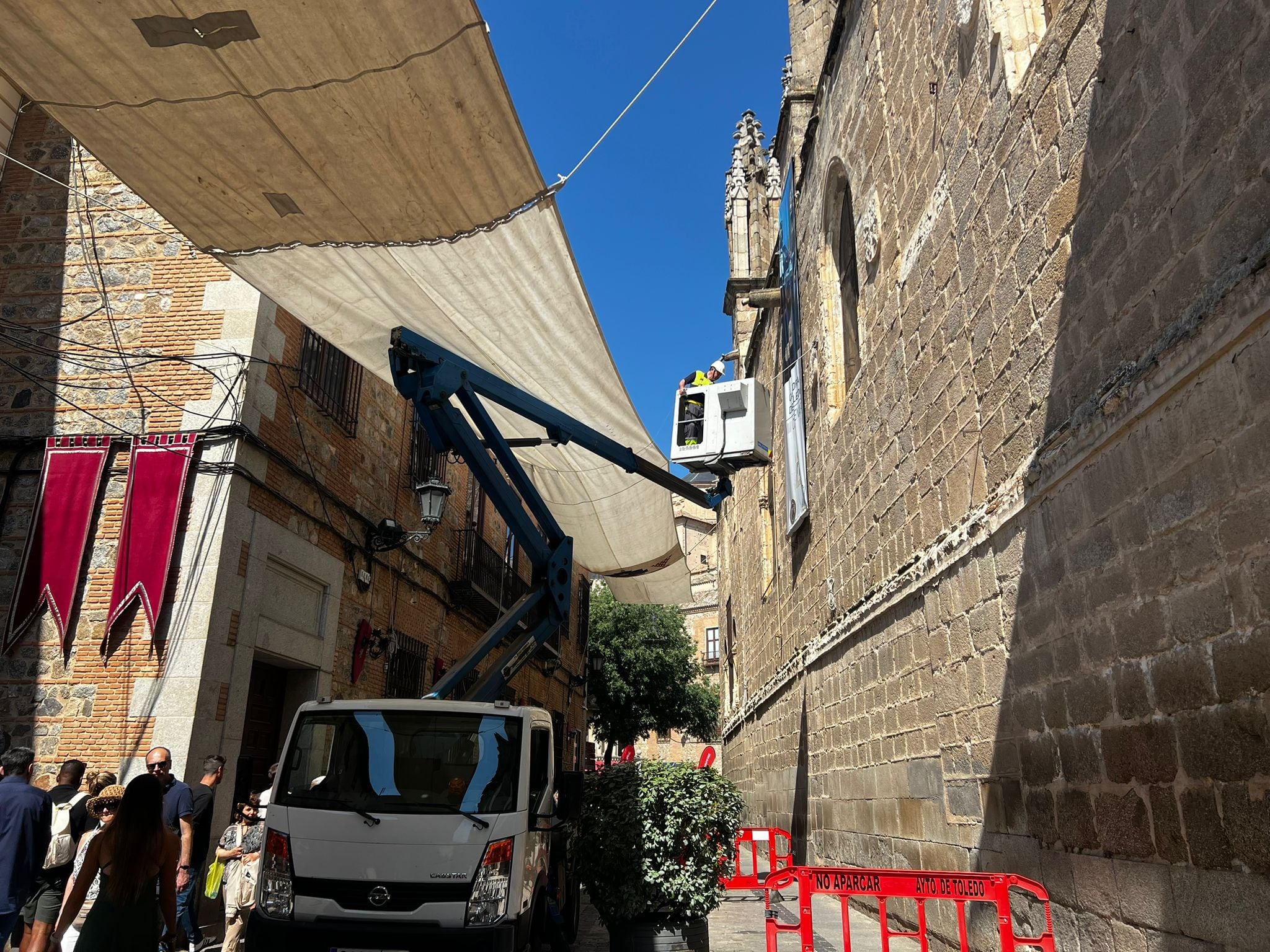 Imagen de la colocación de los toldos en el Corpus de Toledo