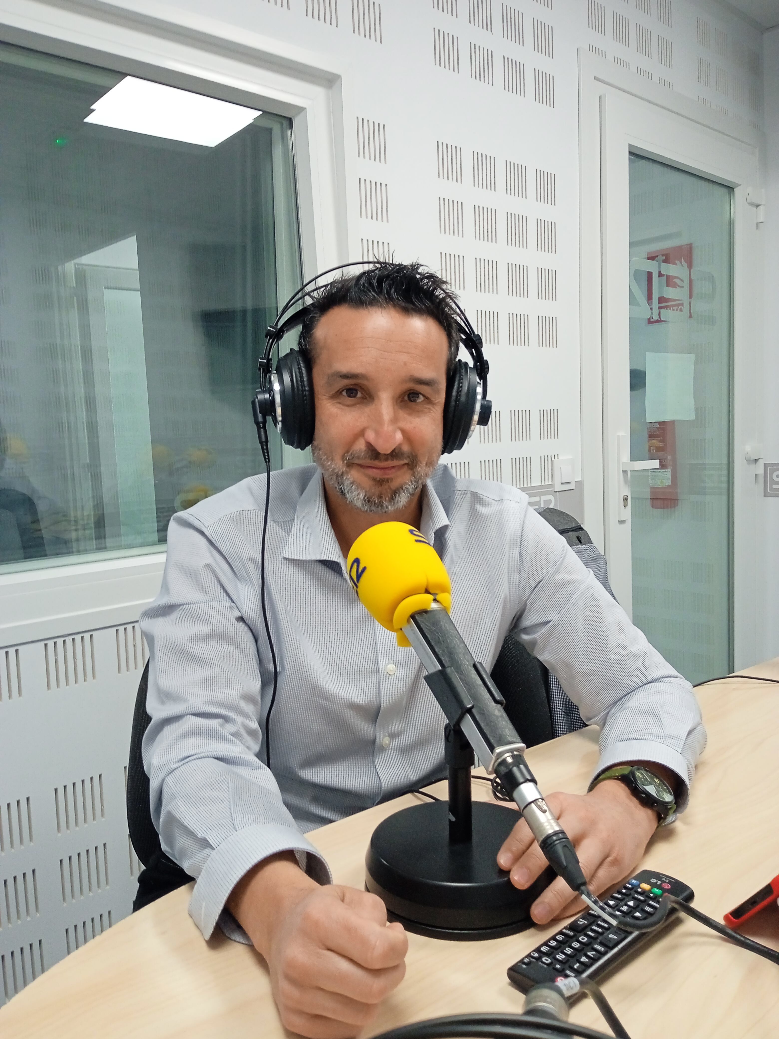 Ricardo Cabezas, portavoz del PSOE de Badajoz, en los estudios de Radio Extremadura