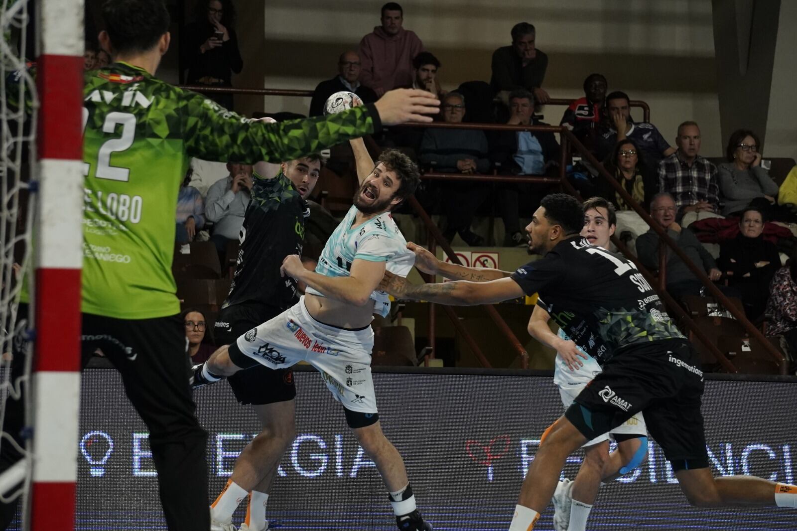 Rodrigo Pérez lanza a portería.