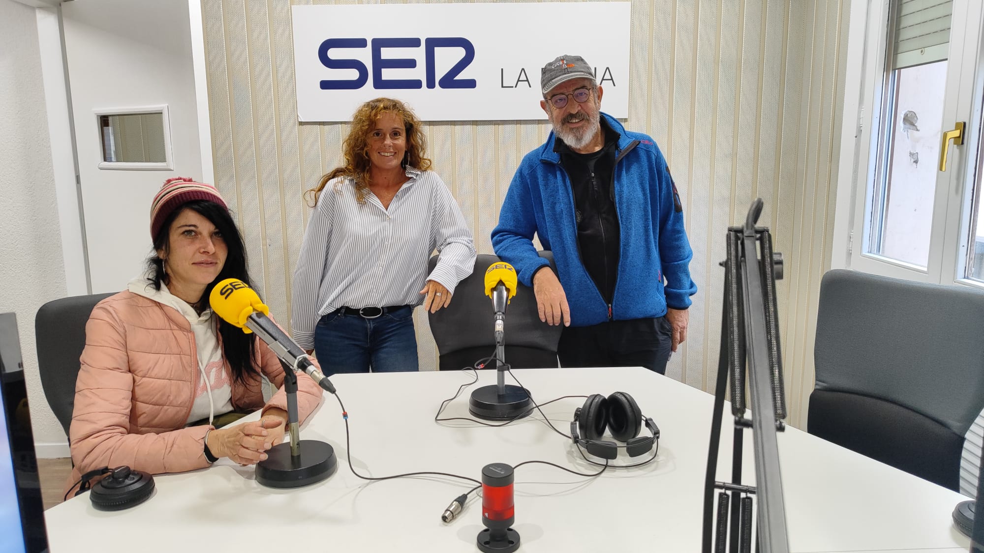 Las montañeras Lourdes Rodríguez, Lulú, y Raquel García, junto al director de las jornadas de divulgación de montaña en Sherpa de La Rioja, Jorge Fernández.