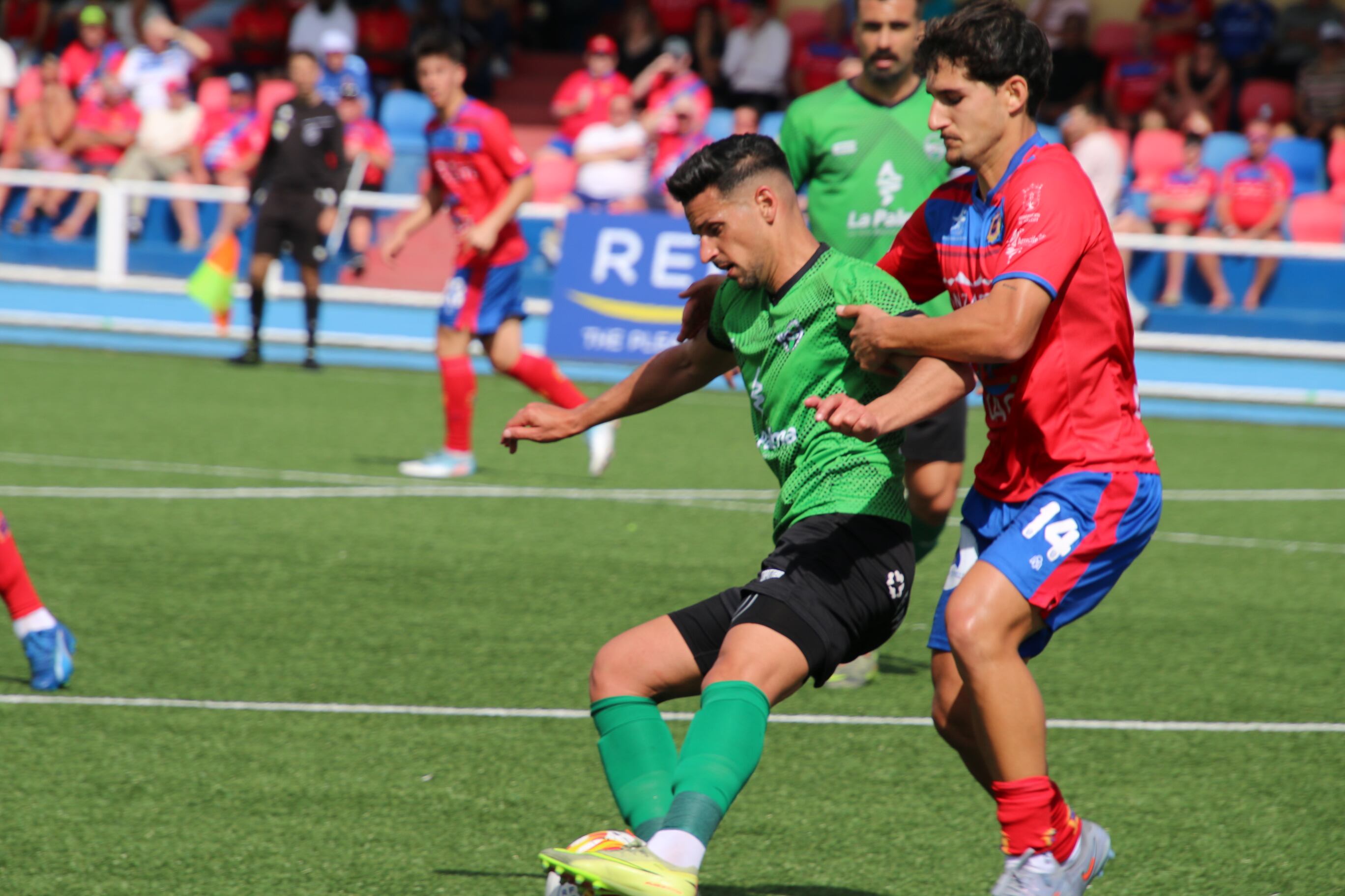 La UD Lanzarote y Atlético Paso luchando por el balón.