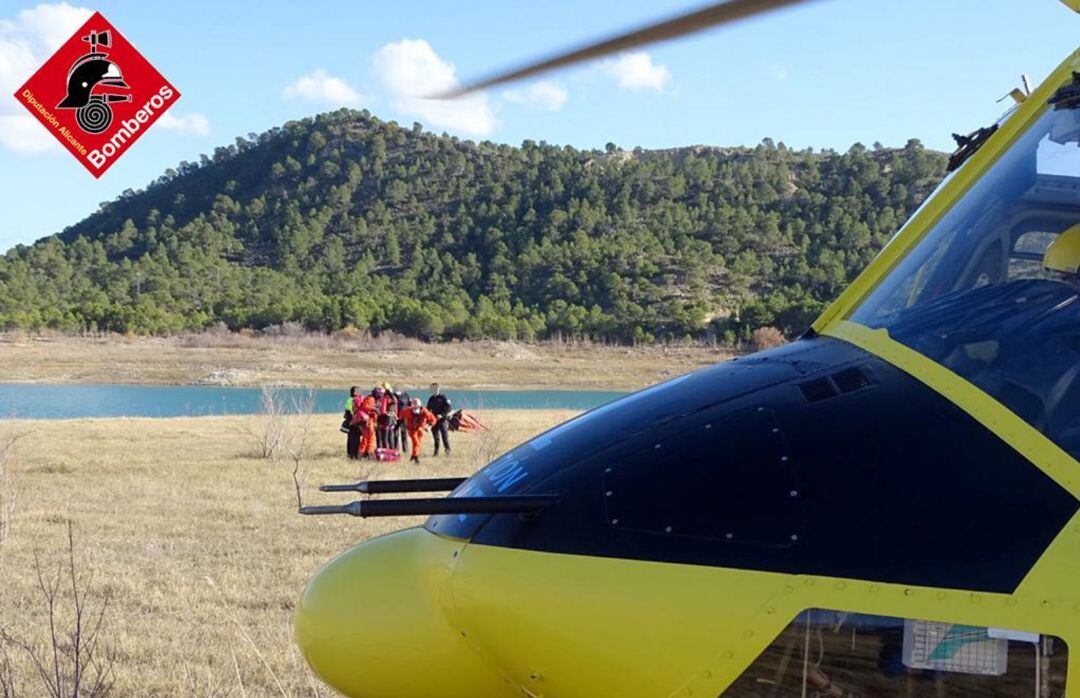 Momento del rescate en el embalse del río Amadorio este jueves por la tarde