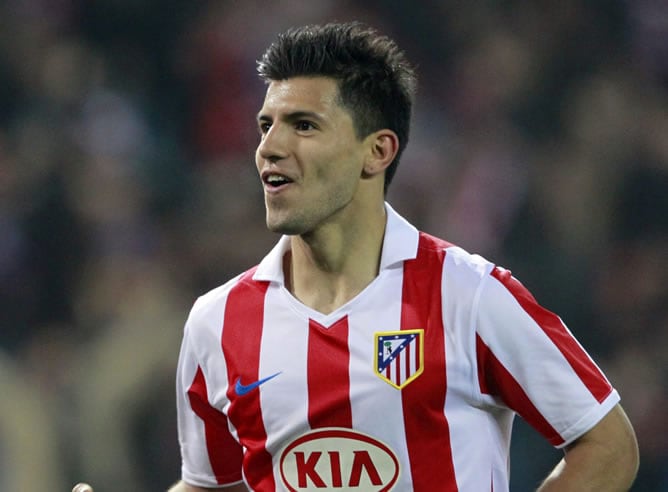 Agüero celebra uno de sus goles ante el Deportivo