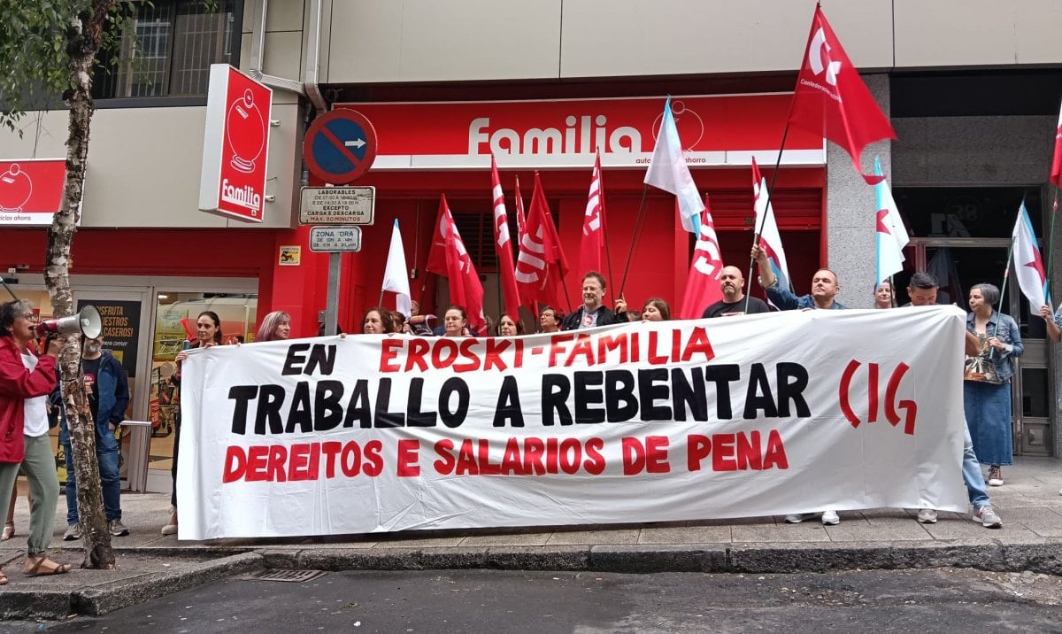 El sindicato inició el pasado día 11 en Santiago de Compostela la campaña de protestas ante locales del grupo Eroski-Vegalsa (foto: CIG)