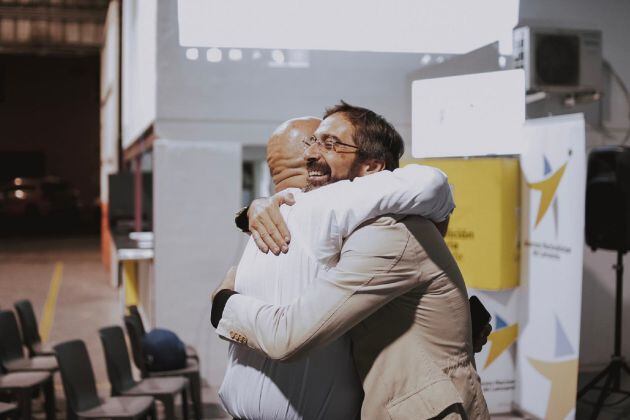 Pedro San Ginés abraza a Luis Arráez tras finalizar el recuento de votos.