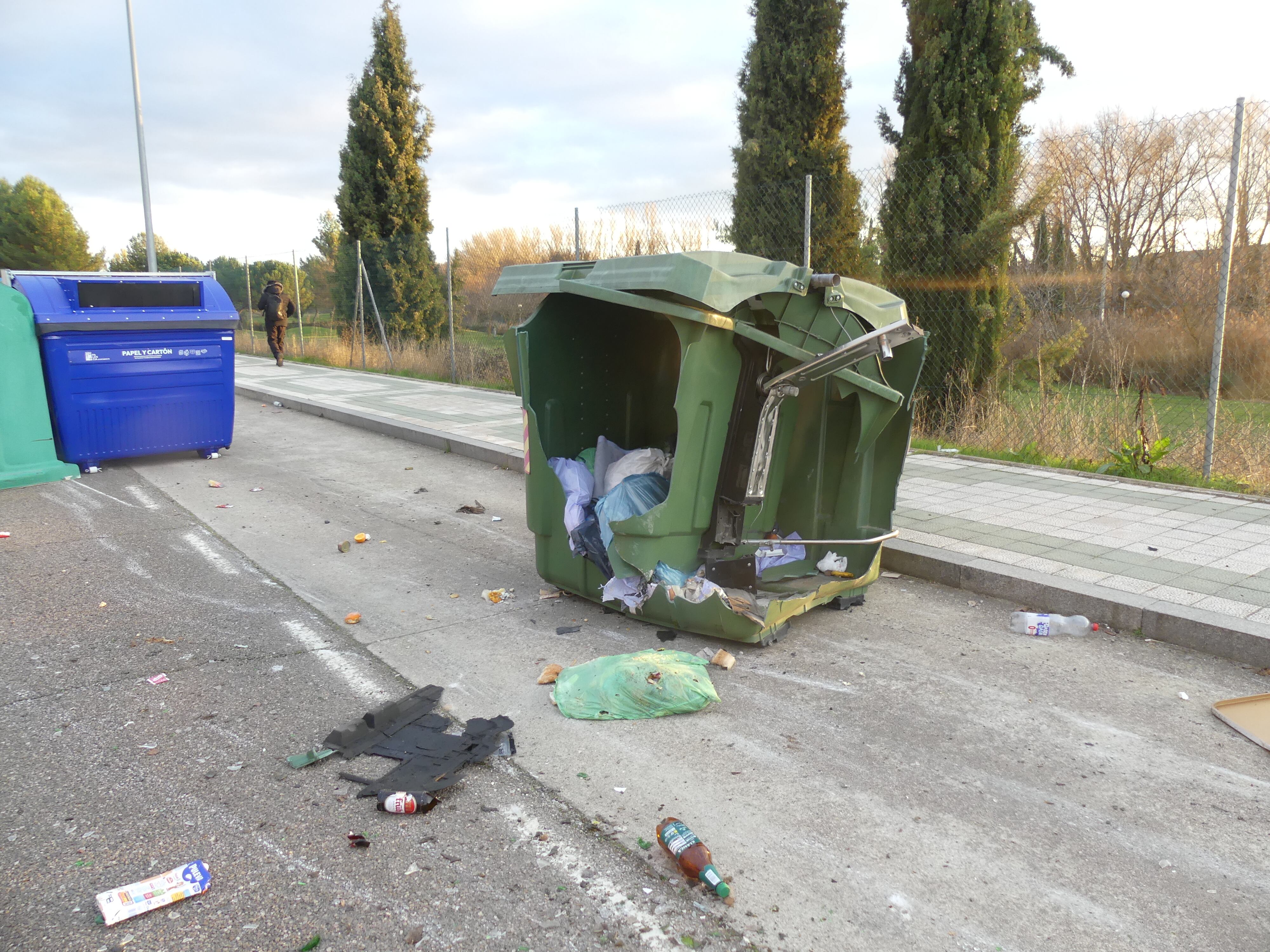Denunciado tras destrozar una señal, un contenedor y darse a la fuga