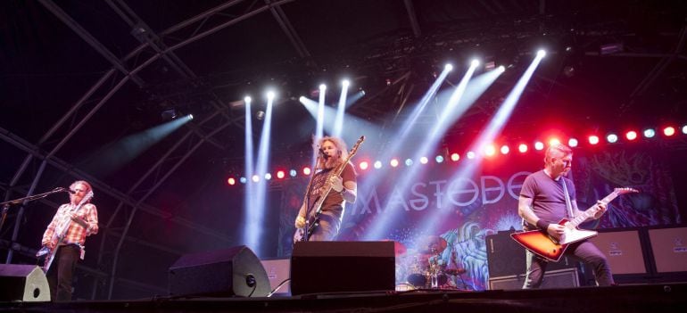 El grupo estadounidense "Mastodon" durante su actuación en el AZR de Vitoria. EFE/David Aguilar