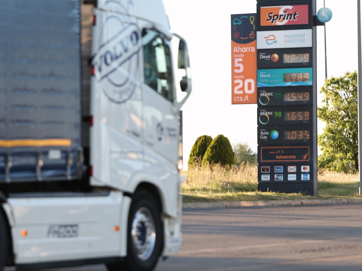 Así es el viaje de un barril de petróleo hasta convertirse en gasolina