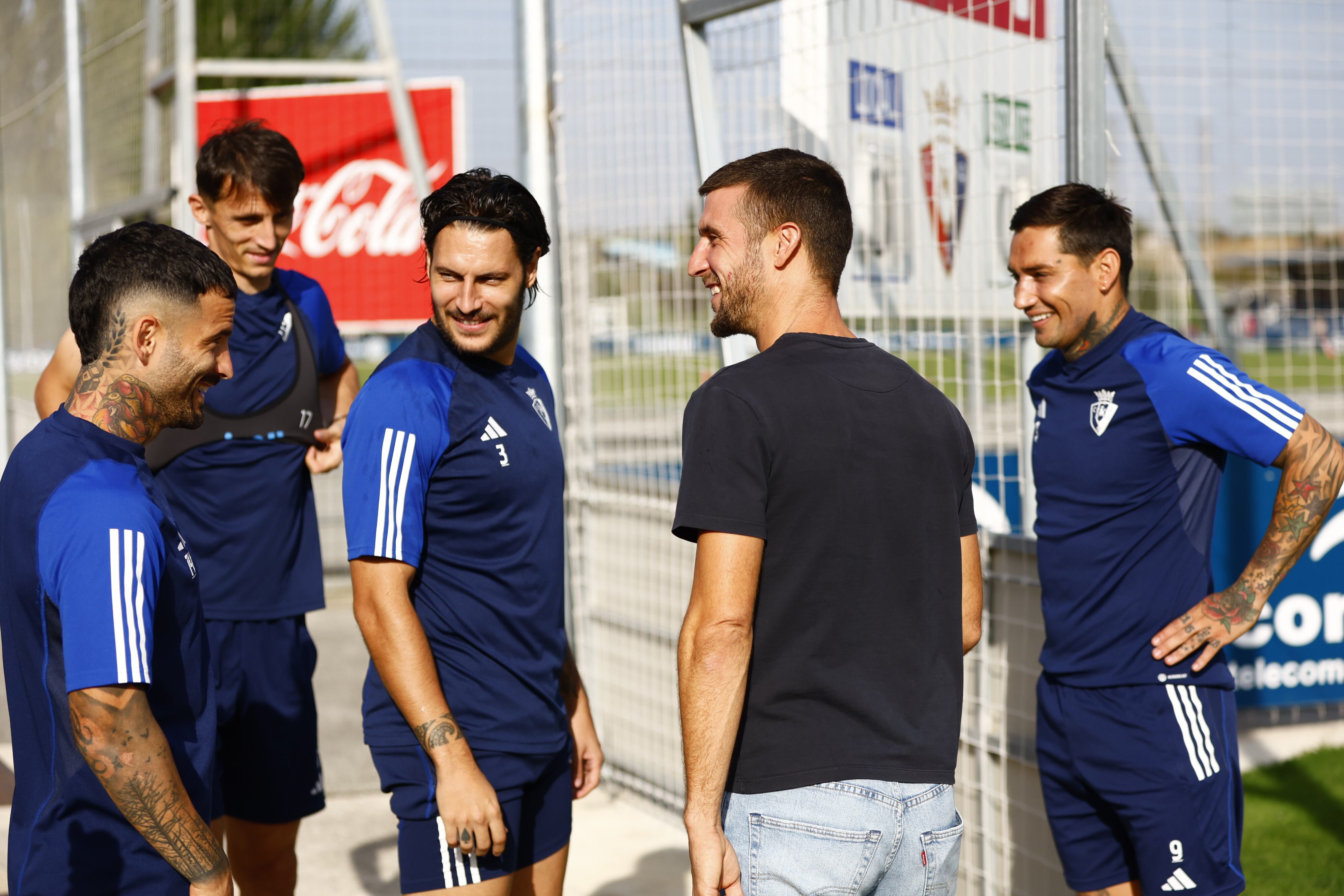 Oier de visita en el entrenamiento de Osasuna en Tajonar