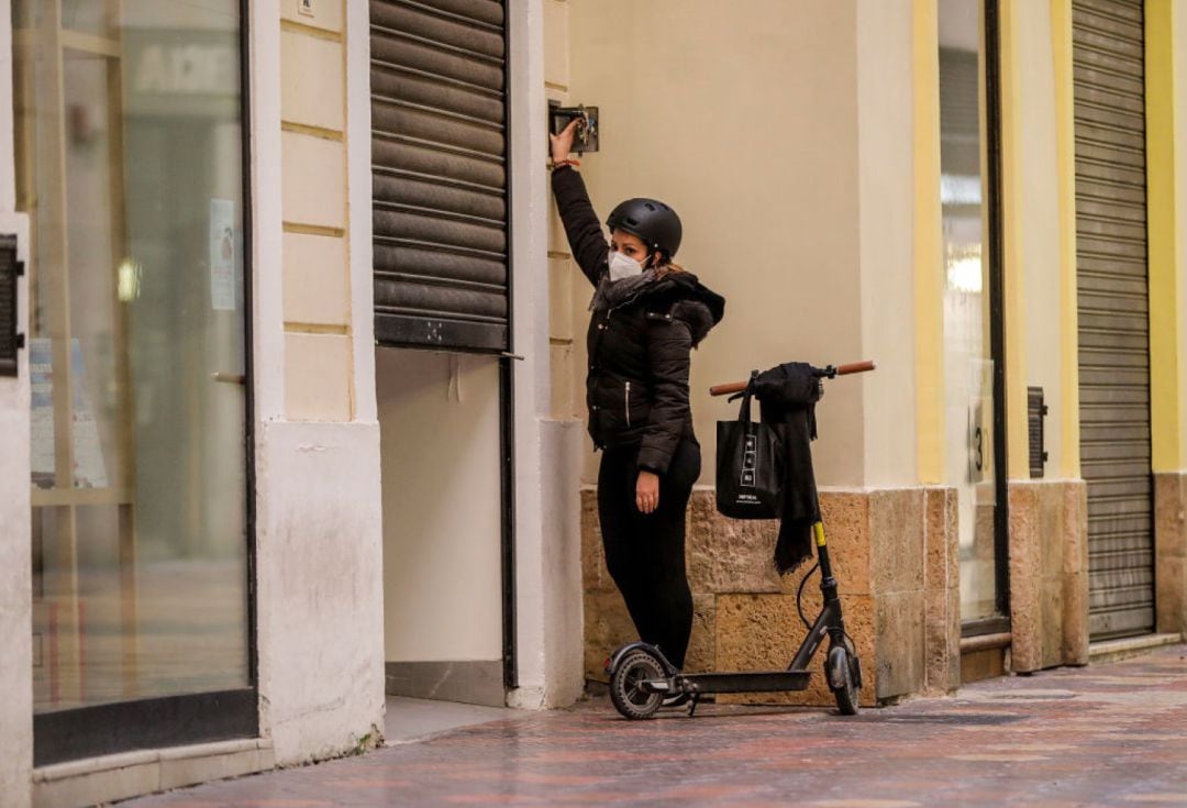 Una empleada cierra una tienda a las 18 horas por las nuevas restricciones de la Comunitat Valenciana