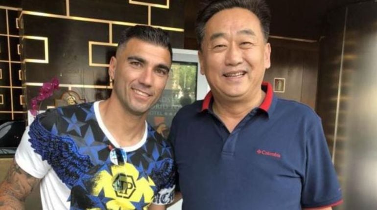 Reyes posa con el entrenador del equipo chino por el que puede firmar José Antonio Reyes