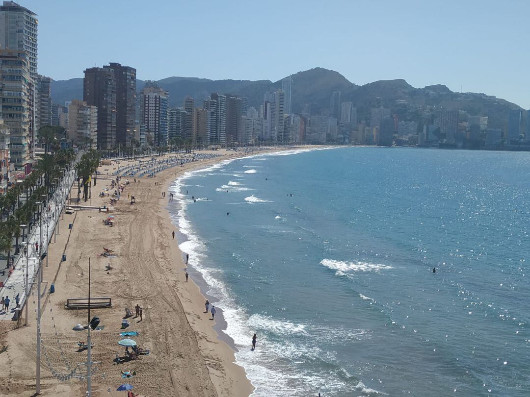 Imagen de la playa de Benidorm en el primer día de reapertura tras el estado de alarma