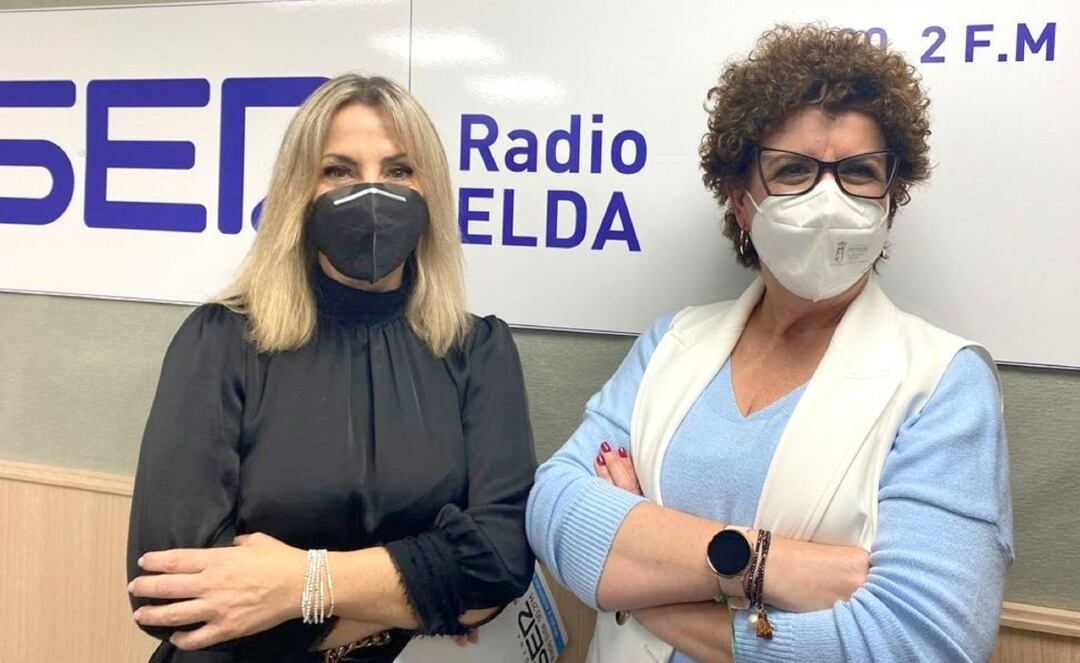 Maribel Requena, gerente de Servinalopó (dcha. imagen), junto a Rosa Vidal, responsable de comunicación de la empresa, en el estudio de Radio Elda SER