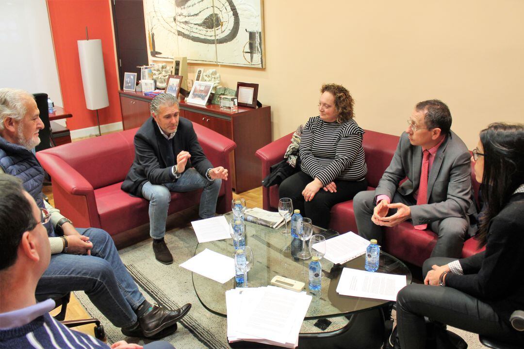 Momento de la reunión mantenida entre el presidente de la Federación Empresarial y los representantes de la plataforma