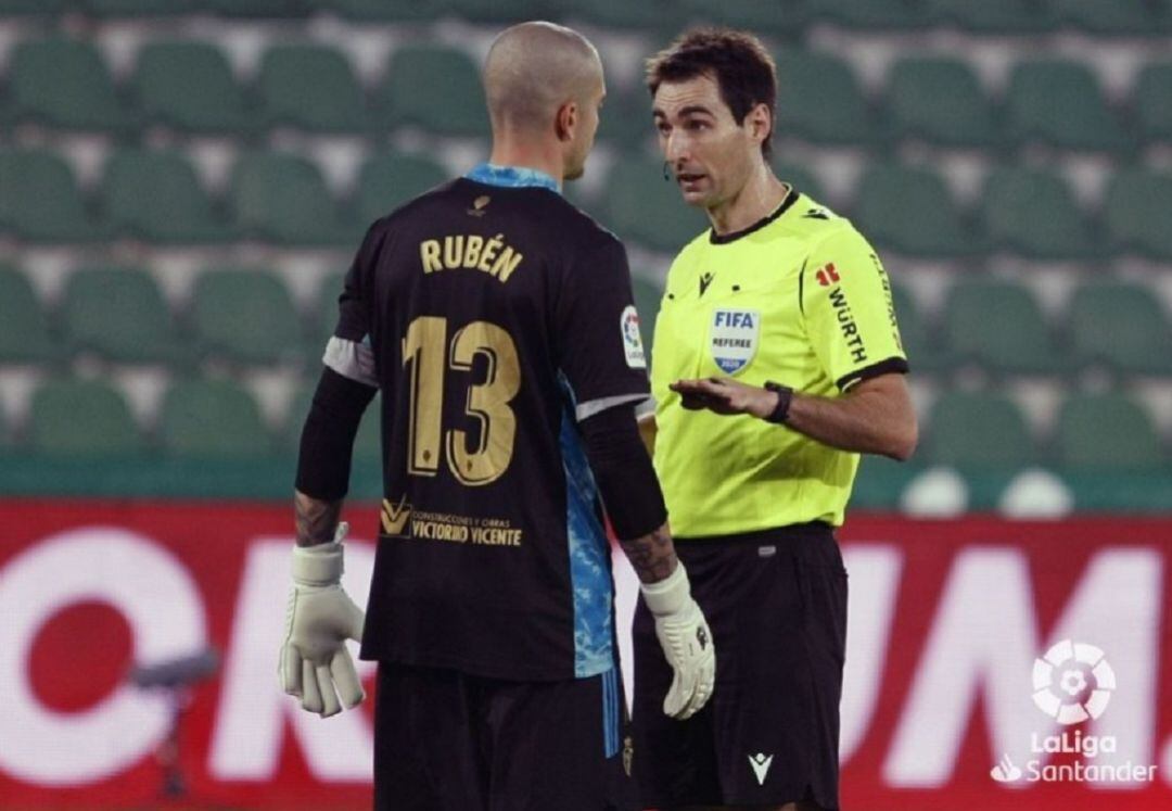 De Burgos Bengoetxea en Elche ante Rubén portero de Osasuna  