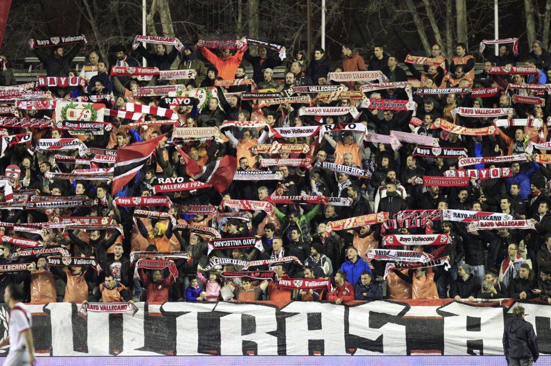 Aficionados del Rayo, en el estadio de Vallecas.