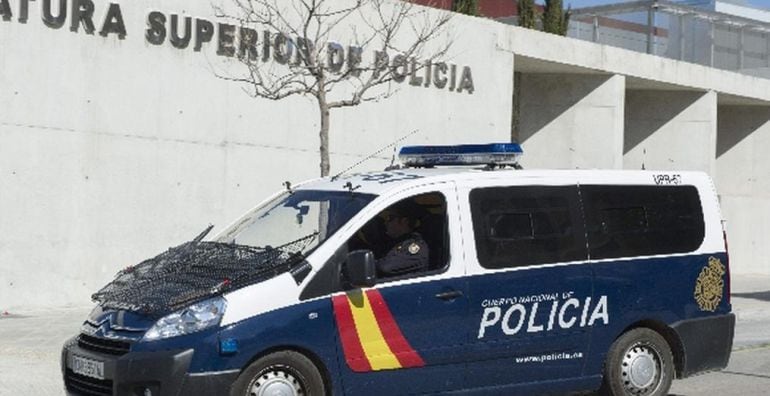 Un furgón policial frente a la Jefatura Superior de Policía. 