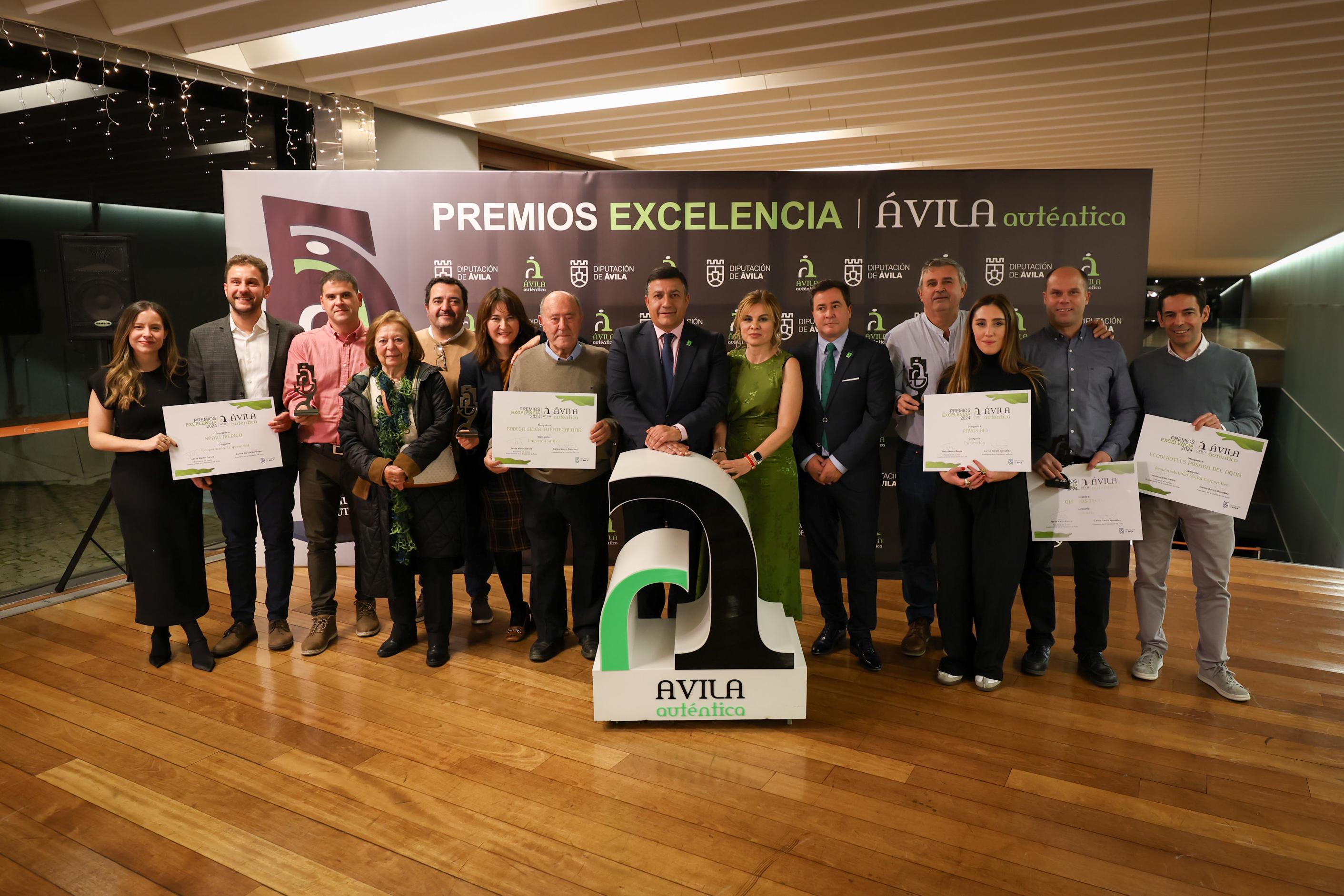 Foto de familia de los premiados de la V Edición de los galardones de Ávila Auténtica