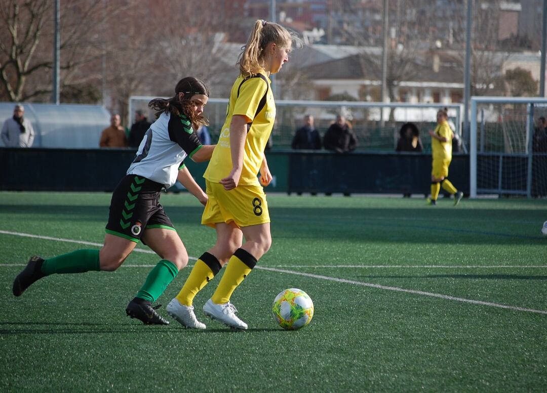 La jugadora del Victoria, Inés, conduce el balón en el partido del pasado domingo ante el Rácing Féminas