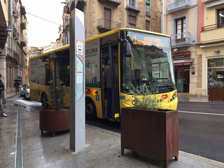 La parada de l&#039;autobús urbà a l&#039;avinguda de la Generalitat, davant el pont de l&#039;Estat és una de les que han vist millorat el panell informatiu.