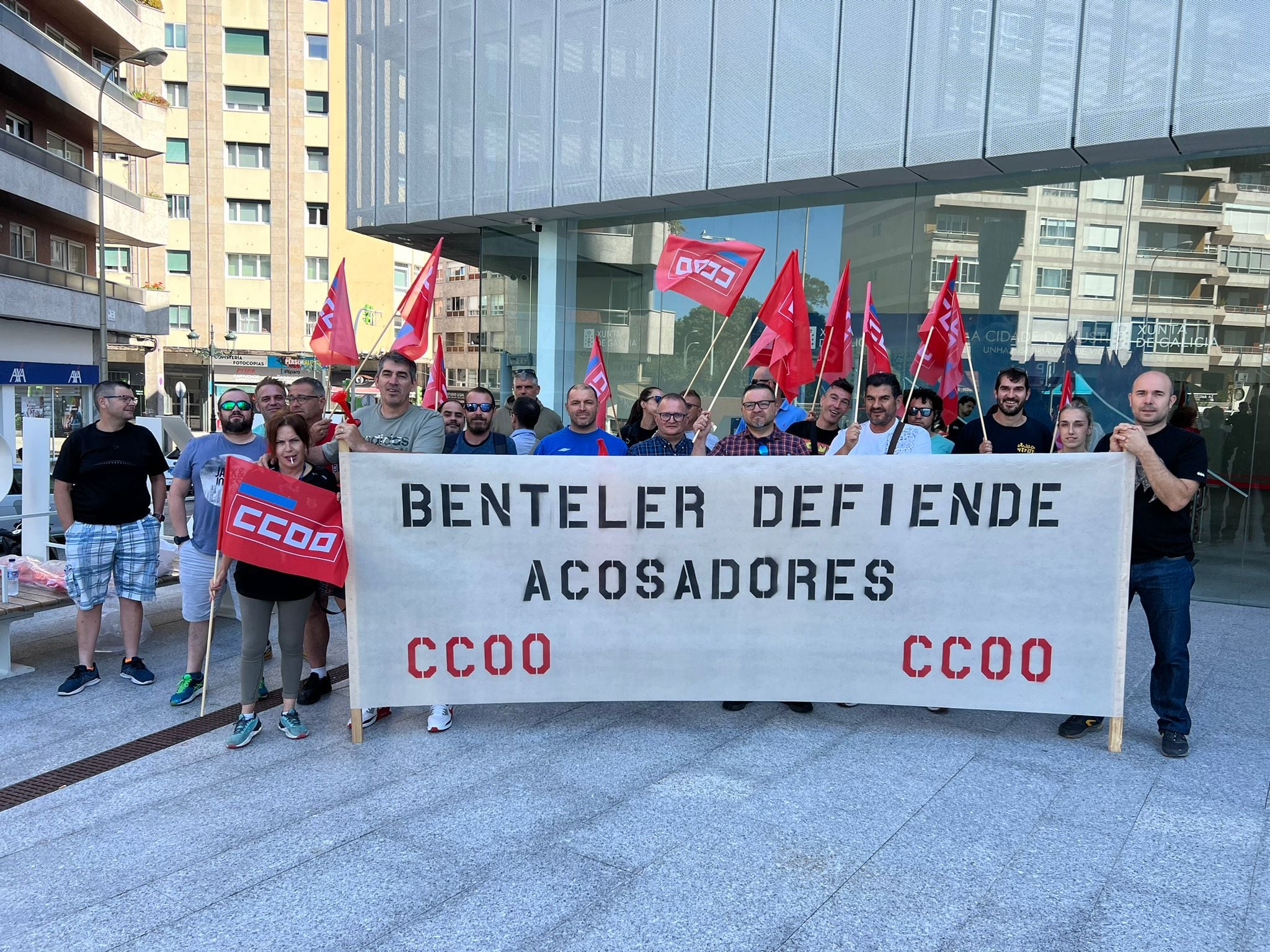 Personal de CCOO Benteler a las puertas de la Cidade da Xustiza en Vigo