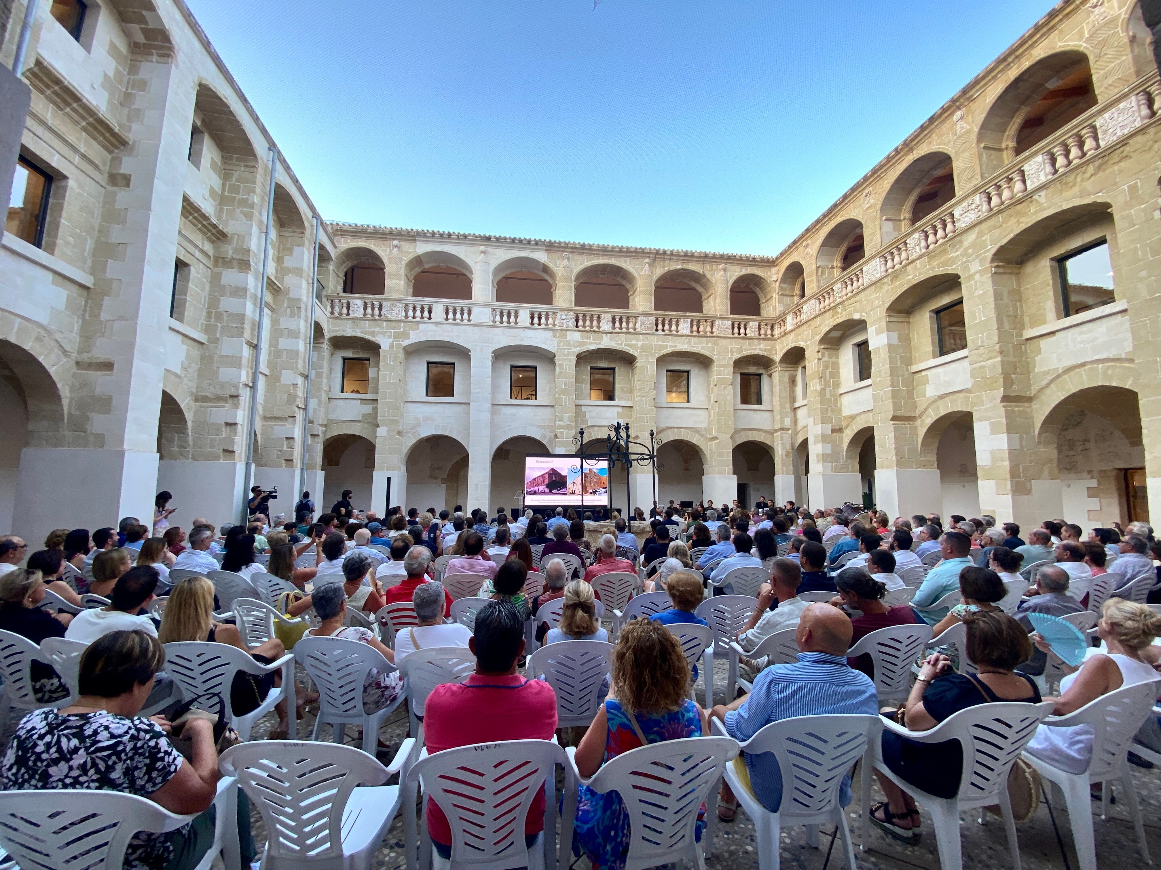 Ple fins a la bandera per poder veure el nou centre cultural.