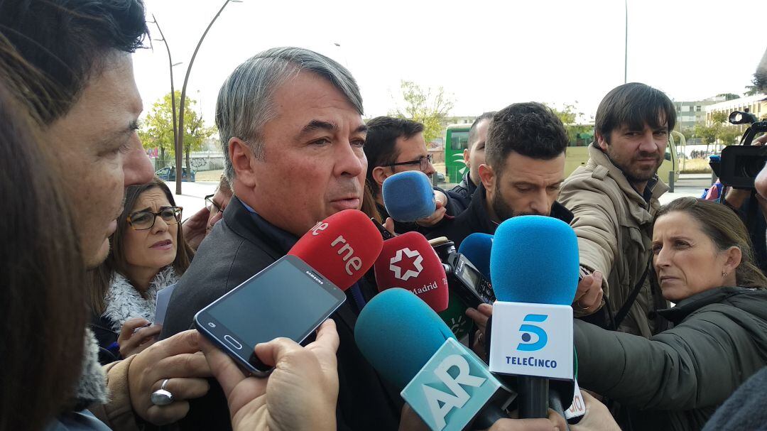 El abogado de La Manada, Agustín Martínez, a su salida de la Ciudad de la Justicia de Córdoba. Foto de Archivo