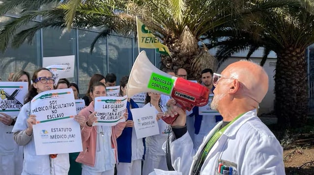Médicos durante una protesta en Canarias.