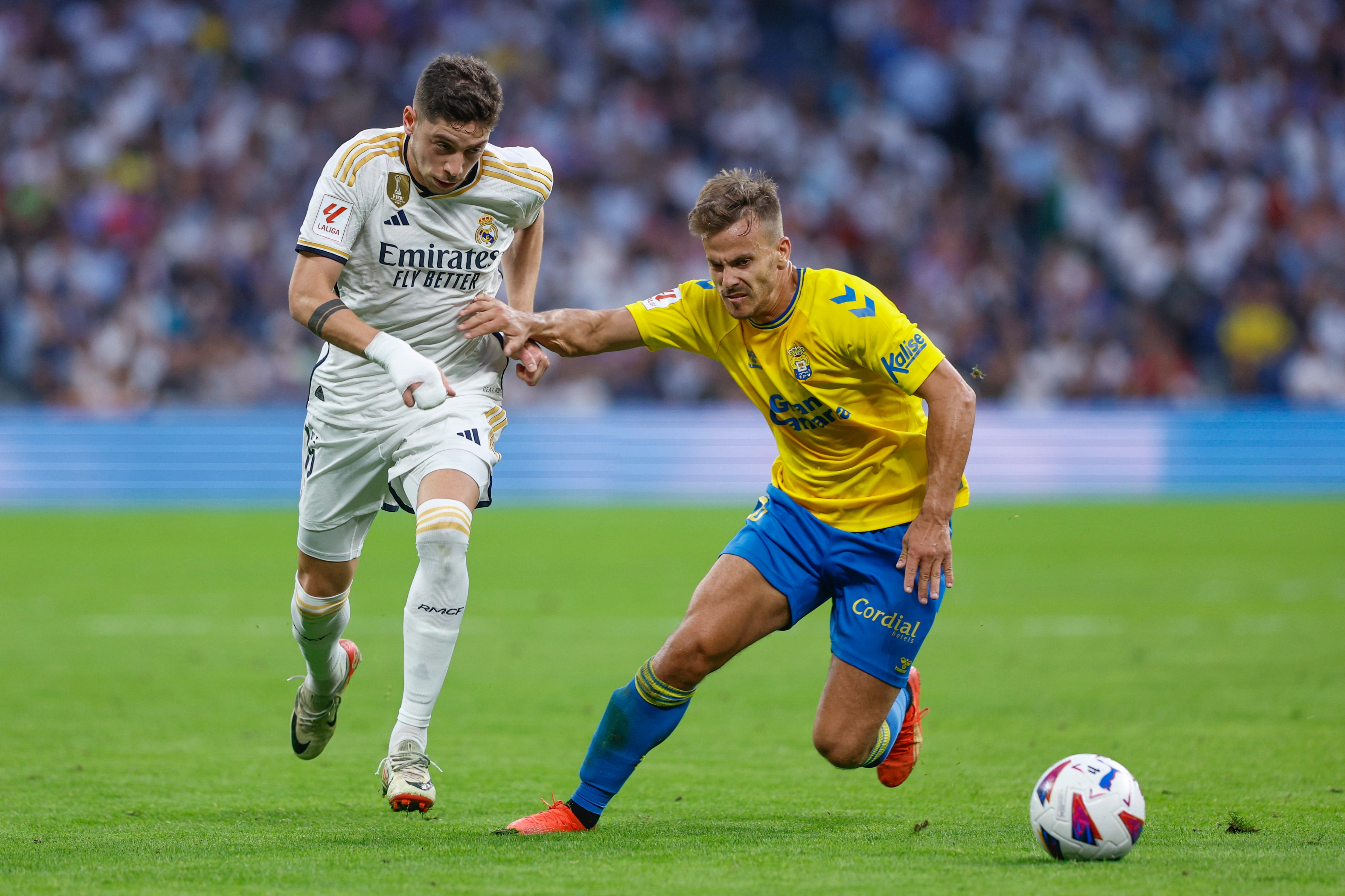 MADRID, 27/09/2023.- El jugador del Real Madrid Fede Valverde (i) pelea una posesión con el delantero de Las Palmas Pejiño durante el encuentro de la jornada 7 de LaLiga EA Sports entre el Real Madrid y la UD Las Palmas en el Estadio Santiago Bernabéu, este miércoles en Madrid. EFE/Rodrigo Jiménez
