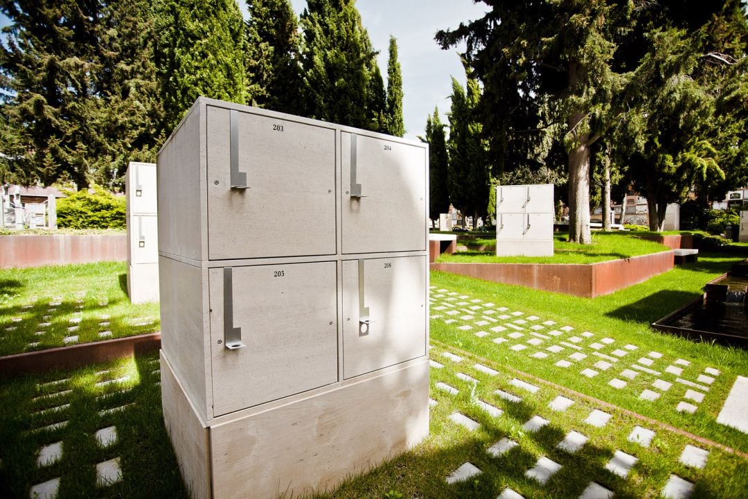 Columbarios colocados en zonas ajardinadas en el cementerio de Granada