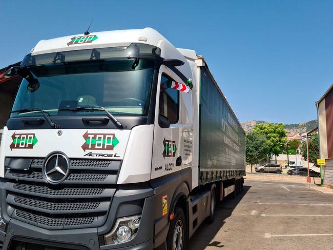 Uno de los camiones de Transportes Antonio Pascual con la baliza de Erum Vial