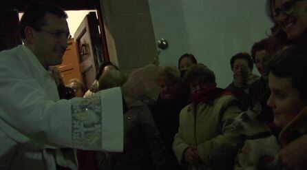 Momento en que el sacerdote bendice con agua a las mascotas de los vecinos de La Iruela