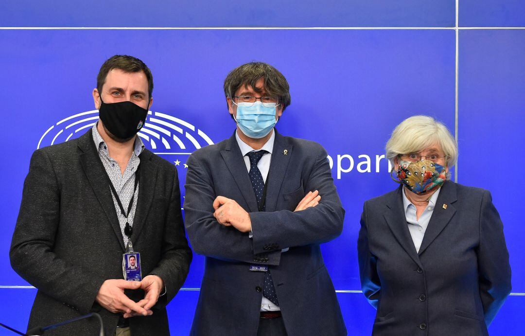 Carles Puigdemont (c), junto a los exconsejeros Antoni Comín y Clara Ponsatí, durante una rueda de prensa celebrada en el Parlamento Europeo, el pasado 24 de febrero.