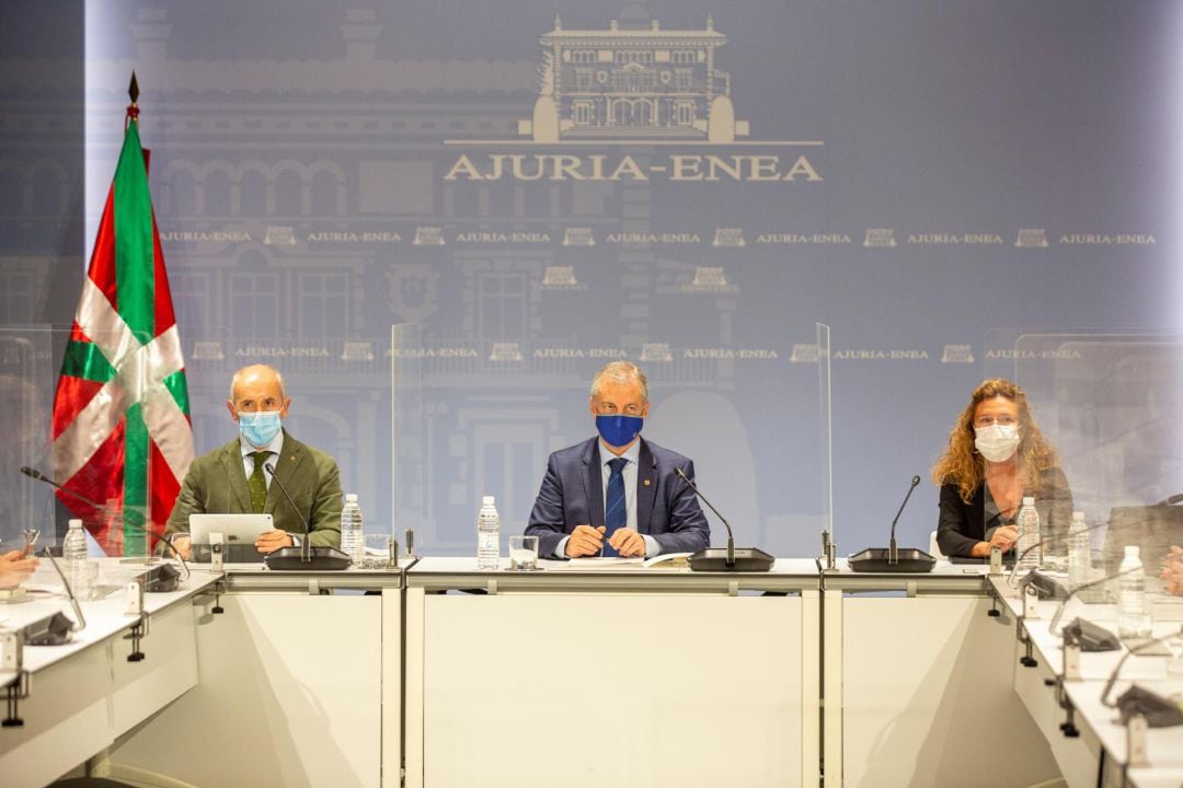 El lehendakari, Iñigo Urkullu (c), entre el vicelehendakari Josu Erkoreka (i), y la consejera de Salud, Gotzone Sagardui (d), durante una reunión del LABI