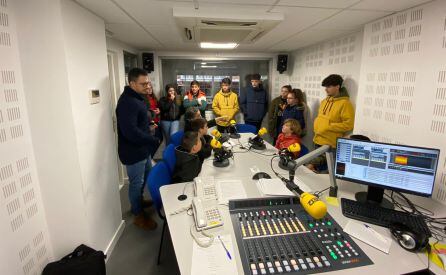 Alumnos conociendo el interior de una emisora de radio