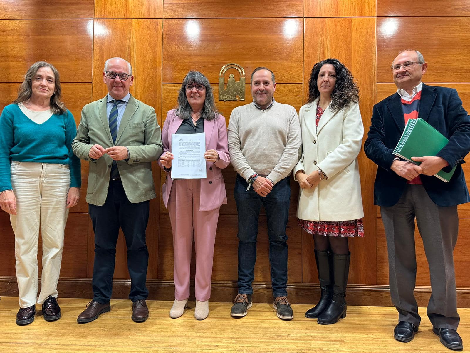 Momento de la entrega de la resolución al Ayuntamiento de Jódar, en manos de la alcaldesa, Juana Cazorla, y el primer teniente de alcalde, Juan Ruiz, con presencia del delegado de la Junta, Jesús Estrella y la delegada de Empleo, Ana Mata