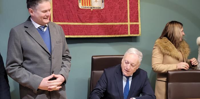 Octavio López ha firmado en el Libro de Honor del Ayuntamiento de Fraga. Foto: DGA