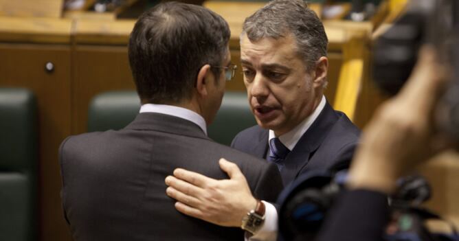 Iñigo Urkullu recibe la felicitación del lehendakari saliente, el socialista Patxi López, tras la segunda votación celebrada este jueves en el parlamento regional