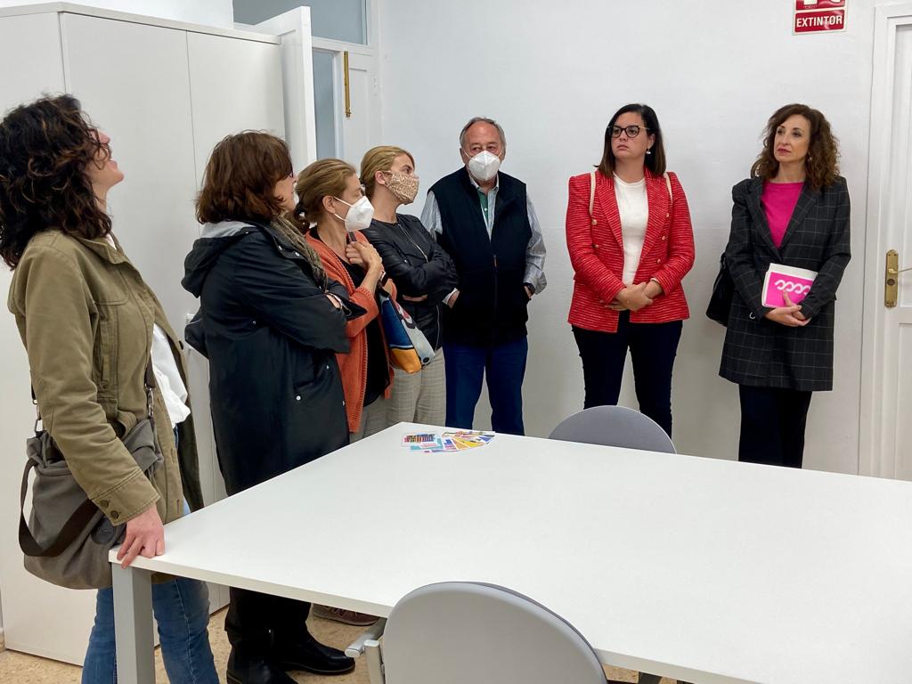 Sandra Gómez y Maite Ibáñez se reúnen con vecinos de la Malva-rosa