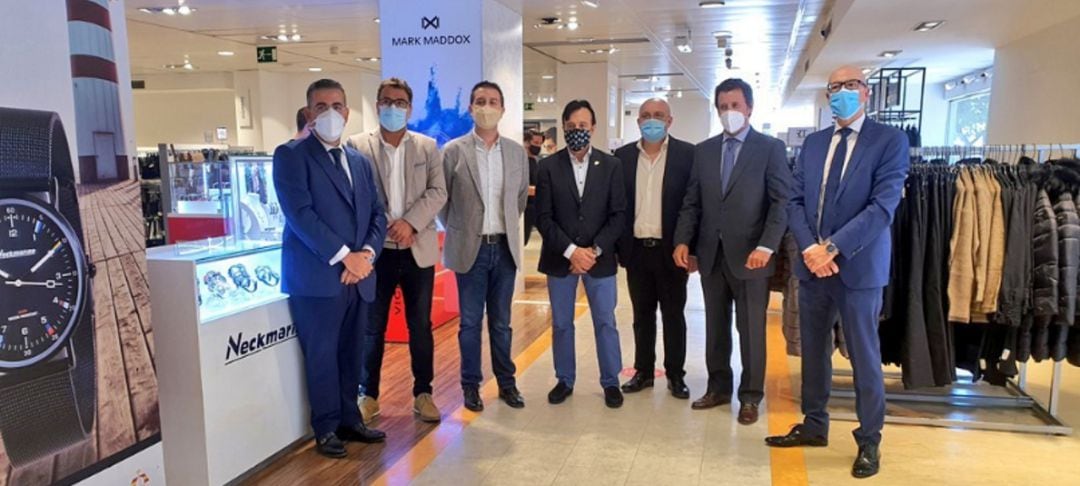 Imagen de los directivos de El Corte Inglés y autoridades de Albacete